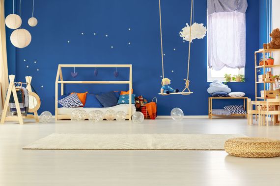 blaues Kinderzimmer, in dem Malerarbeiten vonstattengehen von Malerbetrieb aus Weinheim